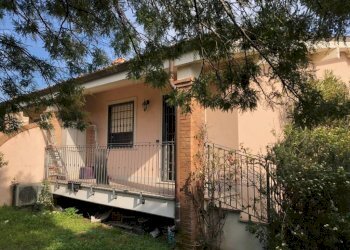 Facciata - Bilocale via Giuseppe Lugli, 43, Roma (zona Lido di Ostia) - foto 1