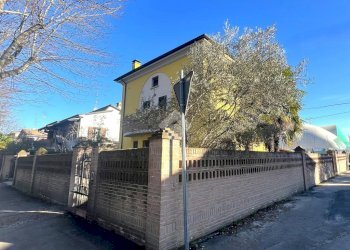 Casa indipendente Via gadda, Camposanto - foto 2