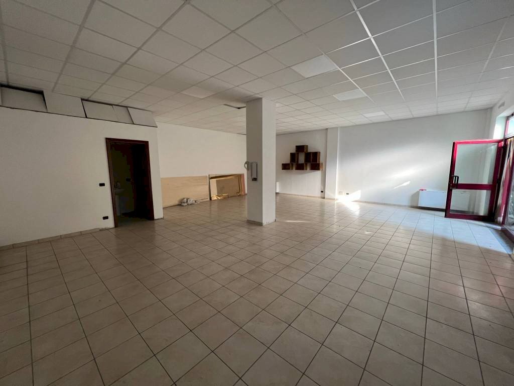 Interno non residenziale - Negozio Località San Sebastiano, Perosa Argentina - foto 2