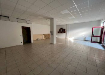 Interno non residenziale - Negozio Località San Sebastiano, Perosa Argentina - foto 2