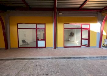 Facciata - Negozio Località San Sebastiano, Perosa Argentina - foto 7