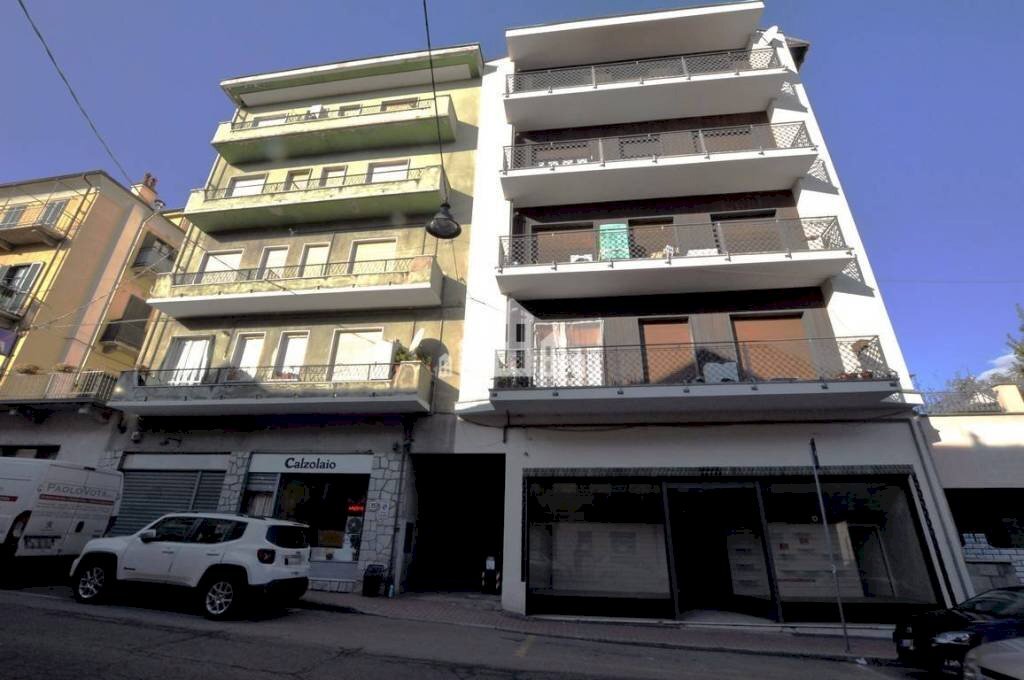 Facciata - Negozio via Ivrea, 37, Cuorgnè - foto 1