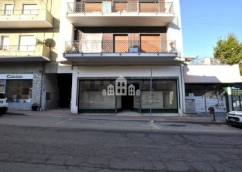 Facciata - Negozio via Ivrea, 37, Cuorgnè - foto 2