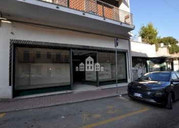 Facciata - Negozio via Ivrea, 37, Cuorgnè - foto 3