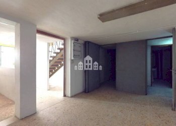 Interno palazzo - Negozio via Ivrea, 37, Cuorgnè - foto 13