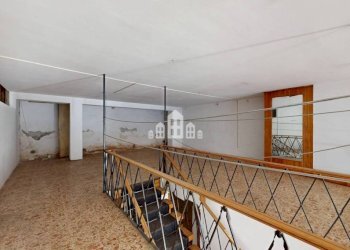 Interno palazzo - Negozio via Ivrea, 37, Cuorgnè - foto 21