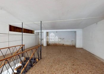 Interno palazzo - Negozio via Ivrea, 37, Cuorgnè - foto 25