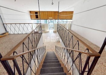 Interno palazzo - Negozio via Ivrea, 37, Cuorgnè - foto 26