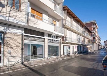 Facciata - Negozio via reyneri, 20, Rivarolo Canavese - foto 1