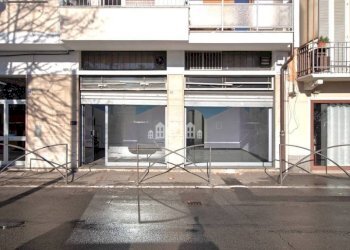 Facciata - Negozio via reyneri, 20, Rivarolo Canavese - foto 2