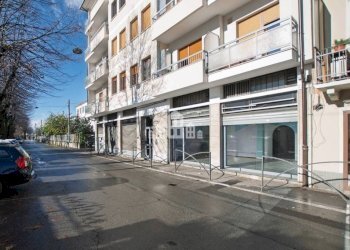 Facciata - Negozio via reyneri, 20, Rivarolo Canavese - foto 3