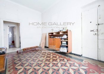 Stanza arredata - Bilocale via Ponterotto, Genova (zona Marassi) - foto 3