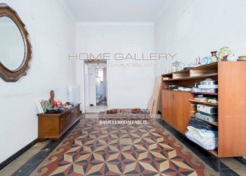 Stanza arredata - Bilocale via Ponterotto, Genova (zona Marassi) - foto 4