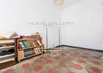 Stanza arredata - Bilocale via Ponterotto, Genova (zona Marassi) - foto 5