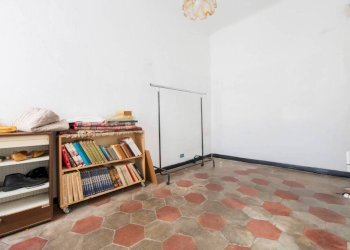 Stanza arredata - Bilocale via Ponterotto, Genova (zona Marassi) - foto 24