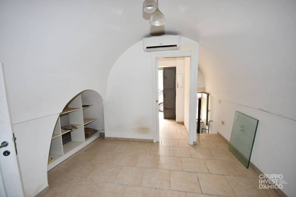 Stanza non arredata - Magazzino corso giuseppe garibaldi ostuni, Cisternino - foto 2
