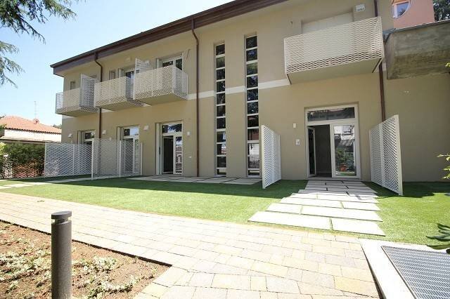 Facciata - Trilocale via Col di Lana, Albizzate - foto 1