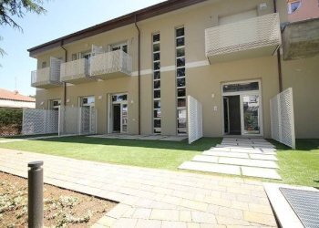 Facciata - Trilocale via Col di Lana, Albizzate - foto 1