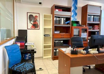 Stanza arredata - Ufficio Ciriè - foto 7