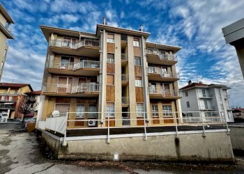 Facciata - Shop via Milano, 74, Vigliano Biellese - photo 41