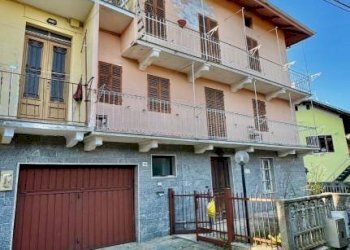 Facciata - Villa a Schiera Frazione Cerruti, 36, Valdilana - foto 2