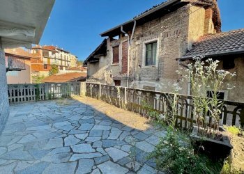 Cortile interno - Villa a Schiera Frazione Cerruti, 36, Valdilana - foto 4