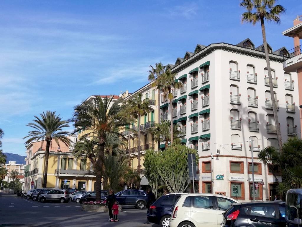 Facciata - Negozio piazza Eroi della Libertà, Bordighera - foto 3