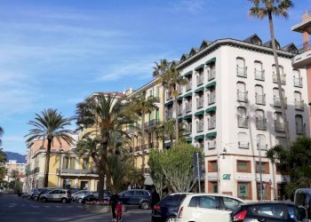 Facciata - Negozio piazza Eroi della Libertà, Bordighera - foto 3