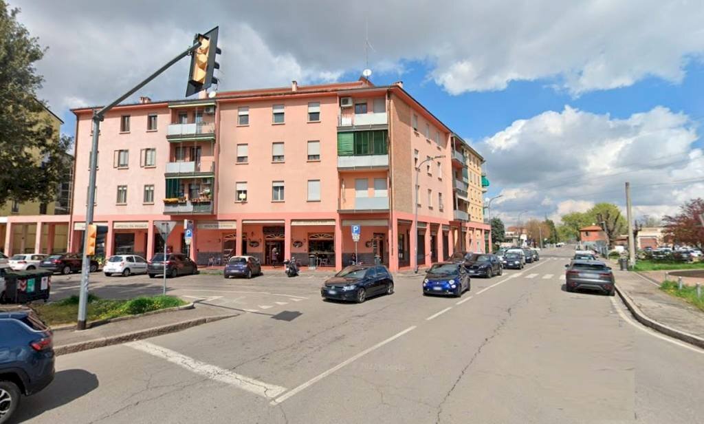 Facciata - Negozio via Enrico Mattei, 26, Bologna (zona San Vitale) - foto 1