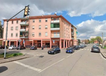 Facciata - Negozio via Enrico Mattei, 26, Bologna (zona San Vitale) - foto 1