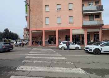 Facciata - Negozio via Enrico Mattei, 26, Bologna (zona San Vitale) - foto 7