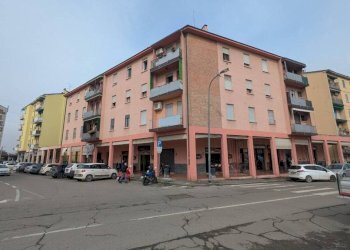 Facciata - Negozio via Enrico Mattei, 26, Bologna (zona San Vitale) - foto 8