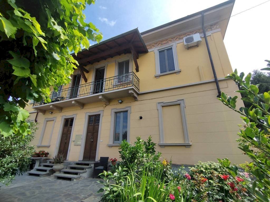 Facciata - Villa viale Armando Diaz, Castelletto Sopra Ticino - foto 1