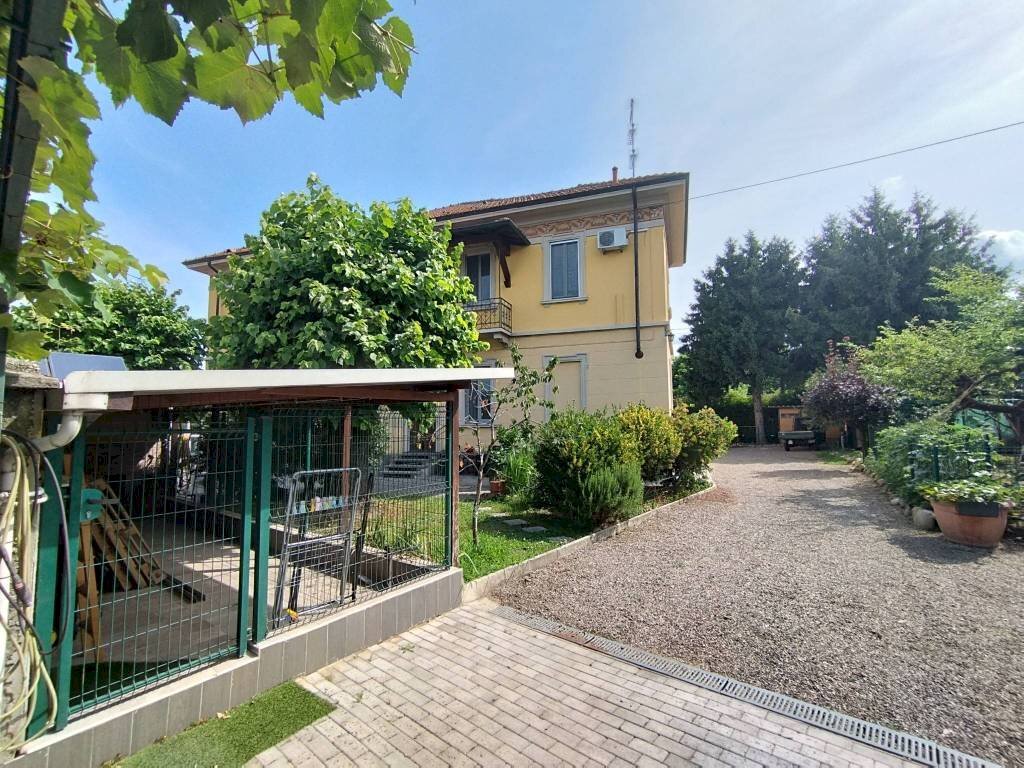 Cortile interno - Villa viale Armando Diaz, Castelletto Sopra Ticino - foto 2