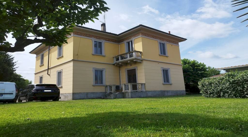 Facciata - Villa viale Armando Diaz, Castelletto Sopra Ticino - foto 1