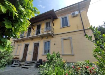 Facciata - Villa viale Armando Diaz, Castelletto Sopra Ticino - foto 1
