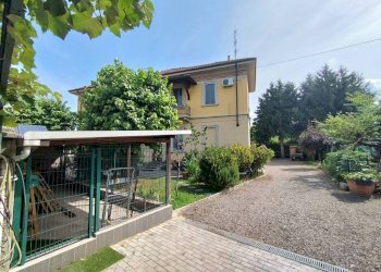 Cortile interno - Villa viale Armando Diaz, Castelletto Sopra Ticino - foto 2