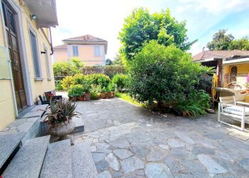 Cortile interno - Villa viale Armando Diaz, Castelletto Sopra Ticino - foto 15
