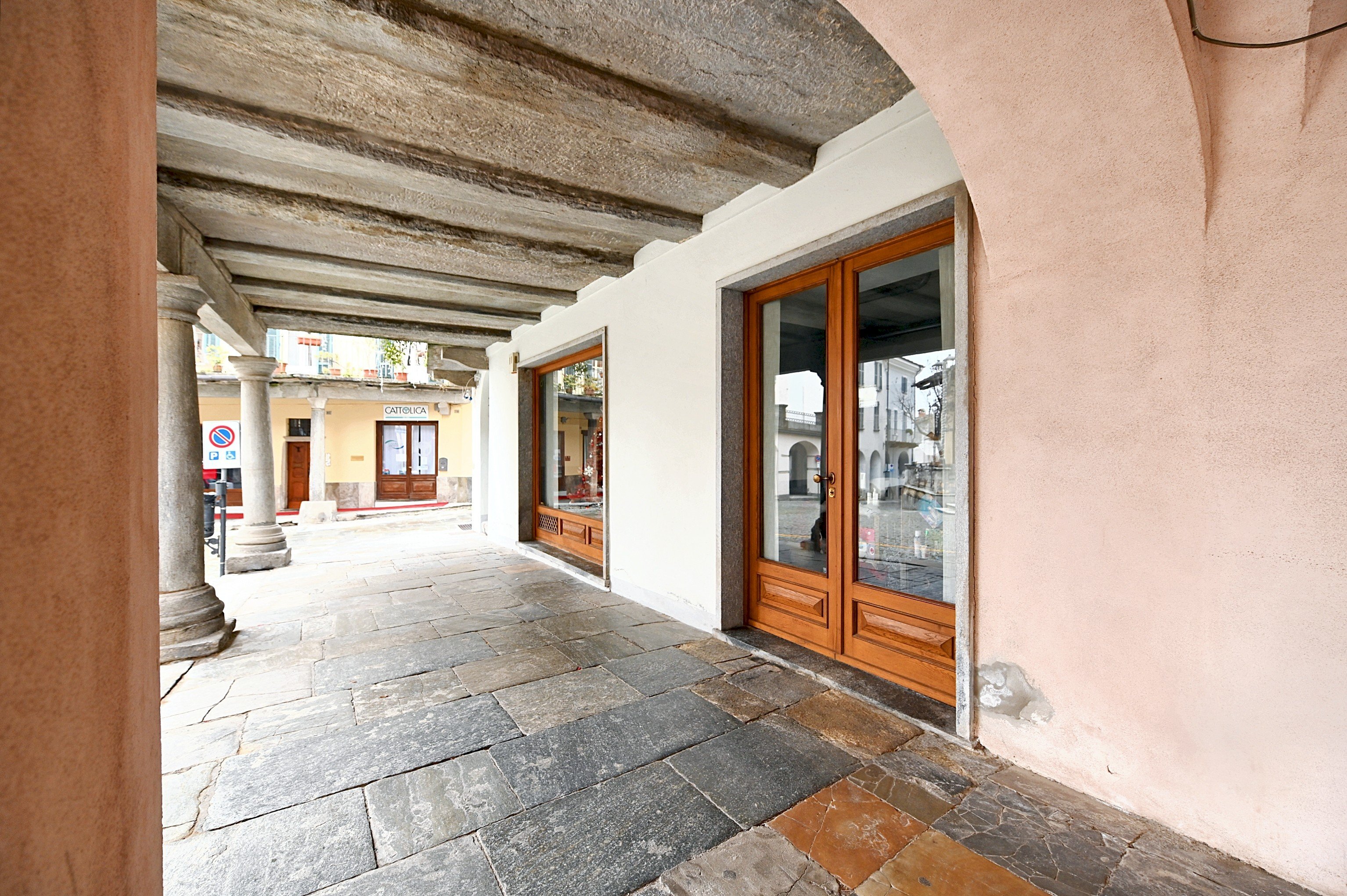 vetrine - Locale Commerciale Largo Cesare Battisti, 4, Barge - foto 3