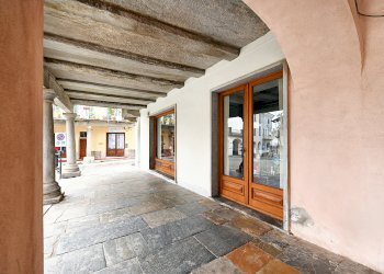 vetrine - Locale Commerciale Largo Cesare Battisti, 4, Barge - foto 5