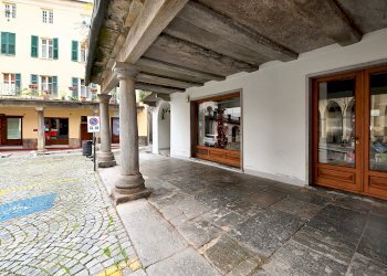 vetrine - Locale Commerciale Largo Cesare Battisti, 4, Barge - foto 6