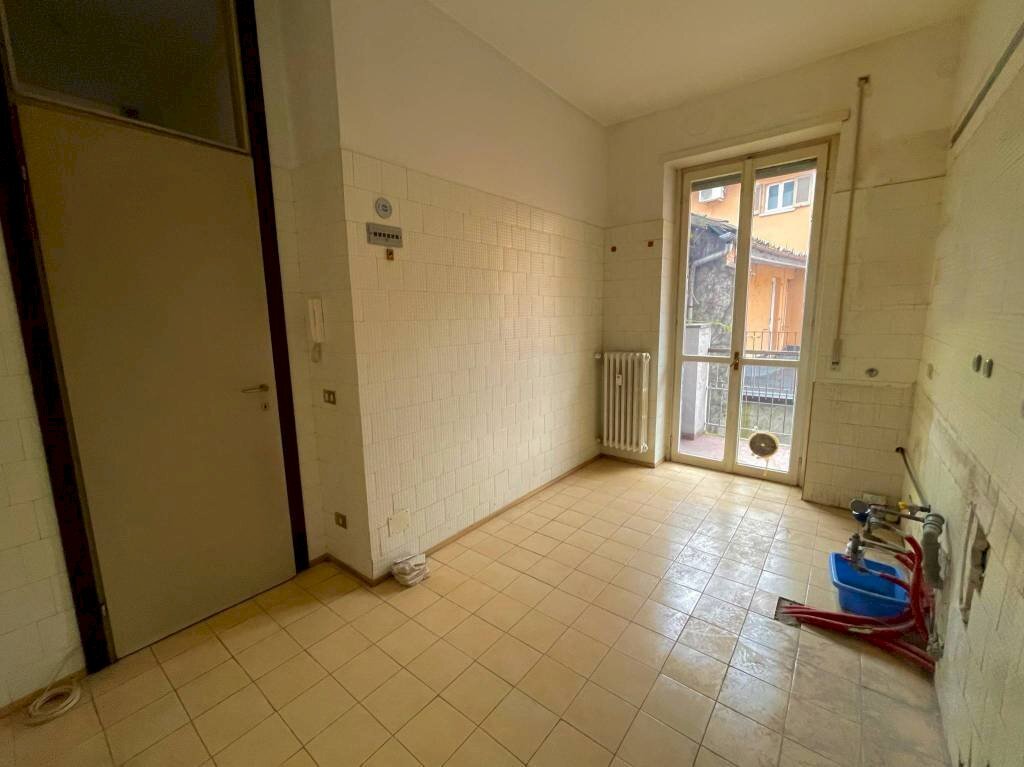 Cucina - Quadrilocale via Carlo Mirabello, 9, Tortona - foto 3