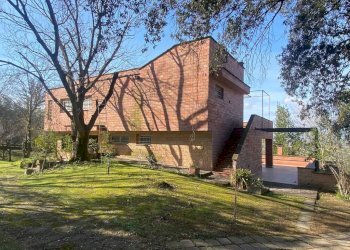 Facciata - Villa strada Cavalli, 42, Fara in Sabina - foto 2