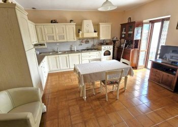 Cucina - Trilocale via Umberto I, 11, Piasco - foto 2