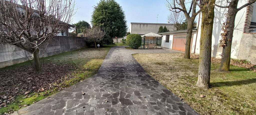 Giardino - Casa indipendente via Luigi Einaudi, Casorezzo - foto 1