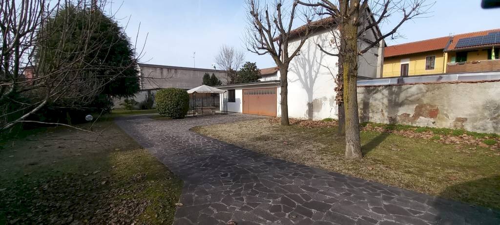 Giardino - Casa indipendente via Luigi Einaudi, Casorezzo - foto 2