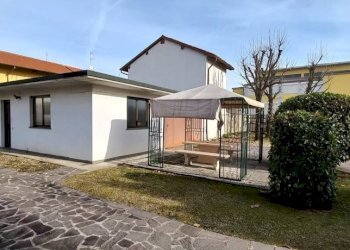 Facciata - Casa indipendente via Luigi Einaudi, Casorezzo - foto 5