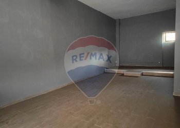 Locale Commerciale via Francesco Petrarca, Casoria - foto 4