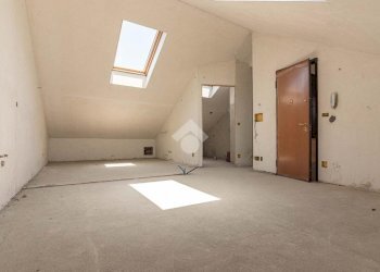 Attic Via Torino, San Francesco al Campo - photo 5