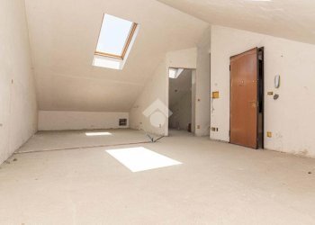 Attic Via Torino, San Francesco al Campo - photo 6